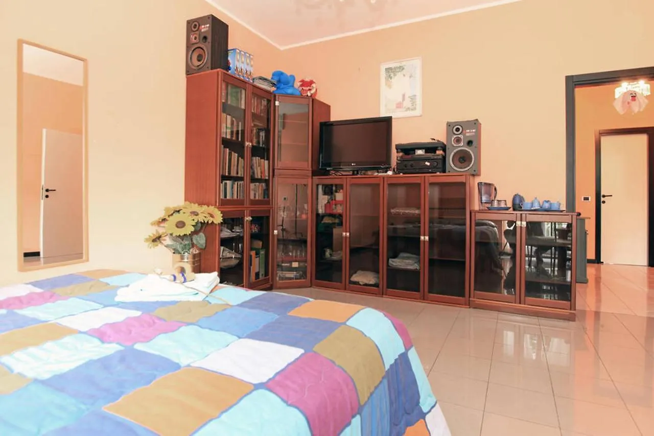 Guest house Room, 200M Subway, Navigli Area, Free Park, 10Min Center, No Fee, Shared Bath And Kitchen Milan