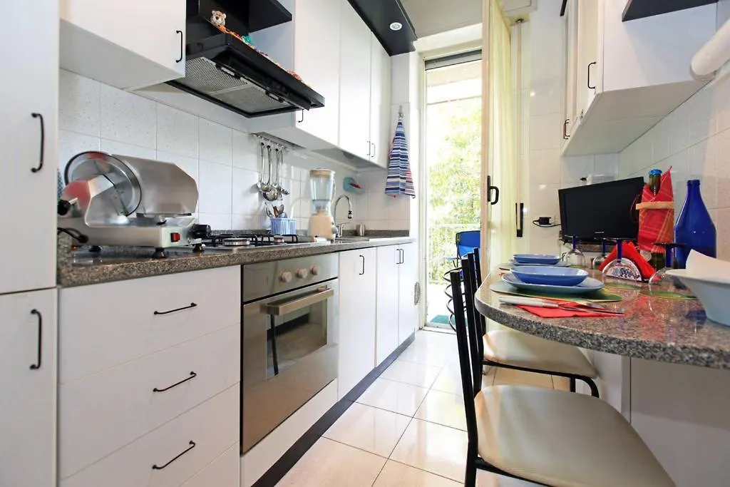 Room, 200M Subway, Navigli Area, Free Park, 10Min Center, No Fee, Shared Bath And Kitchen Milan Guest house