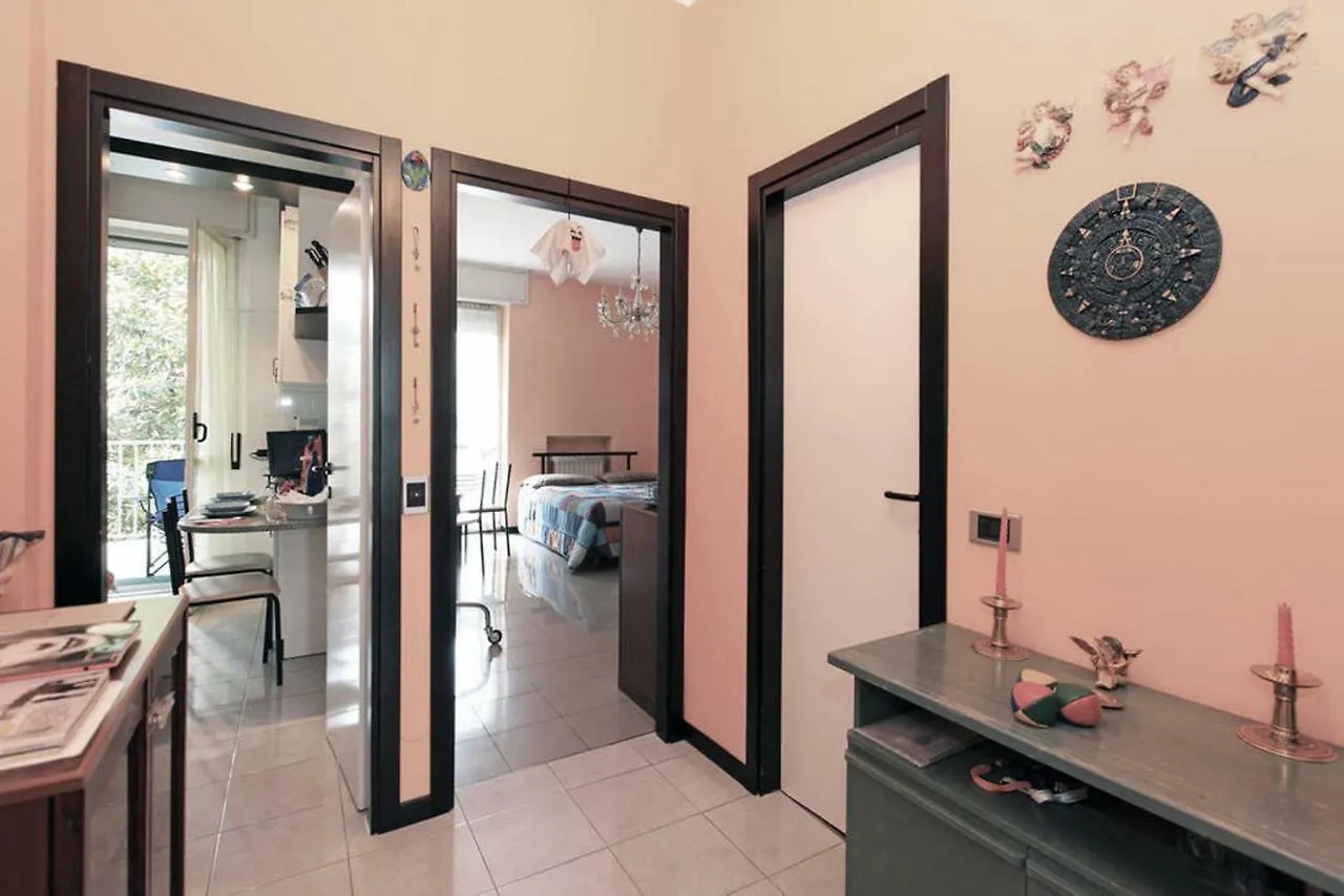 Guest house Room, 200M Subway, Navigli Area, Free Park, 10Min Center, No Fee, Shared Bath And Kitchen Milan