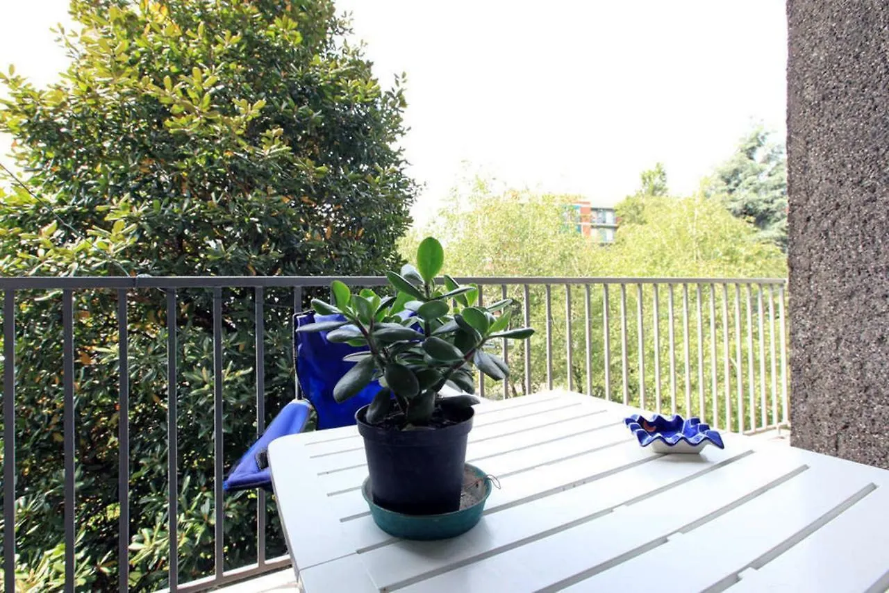 Guest house Room, 200M Subway, Navigli Area, Free Park, 10Min Center, No Fee, Shared Bath And Kitchen Milan